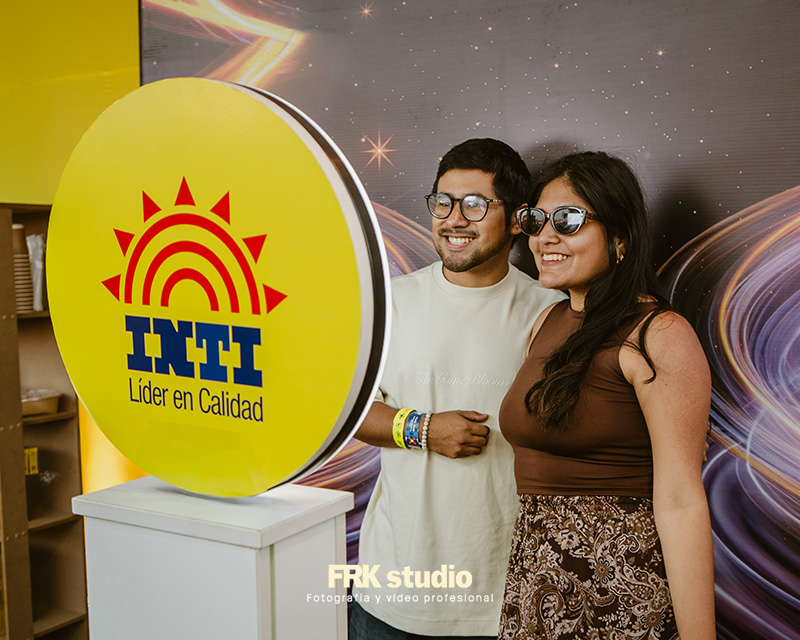 Photobooth clásico con impresión ilimitada para eventos en Lima